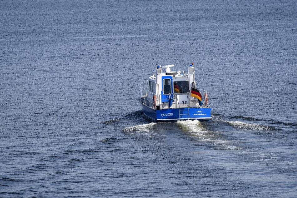 Die Polizei sorgte bis zur Sprengung für die Sicherheit auf und neben dem Wasser. (Symbolbild)