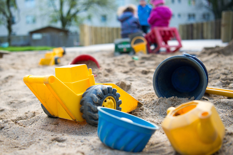 In Teutschenthal (Saalekreis) sind vier Kita-Erzieherinnen wegen Dienstverstößen entlassen worden. Sie sollen Alkohol getrunken haben. (Symbolbild)