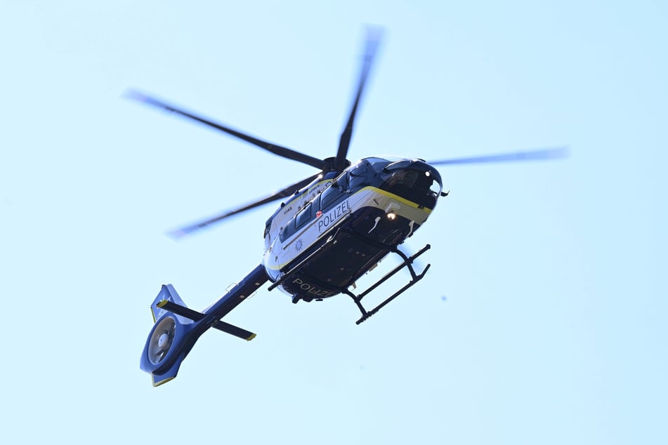 Ein Polizeihubschrauber wurde zum Einsatz hinzugezogen, um den Leichnam des Mannes (†61) zu bergen. (Symbolfoto)