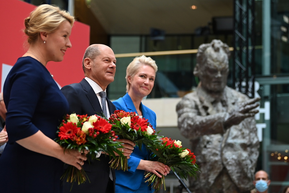 Wahlsieg und somit Freude im Willy-Brandt-Haus: Olaf Scholz (63, M) zwischen Franziska Giffey (43, l.) und Manuela Schwesig (47).