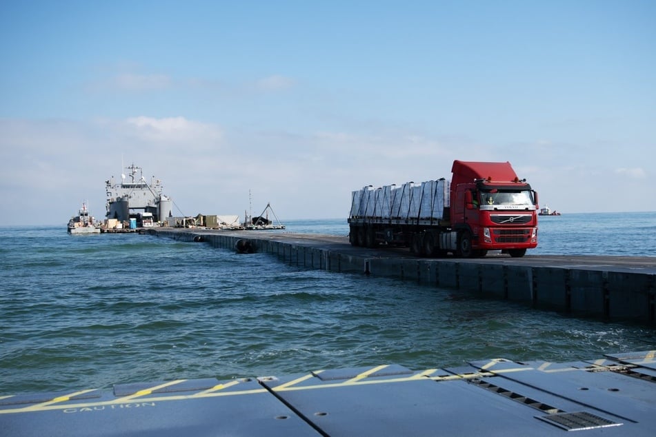 Seit dem 17. Mai wurden mehr als 3.500 Tonnen (7,7 Millionen Pfund) durch den Seekorridor zur Weiterleitung durch humanitäre Organisationen geliefert.