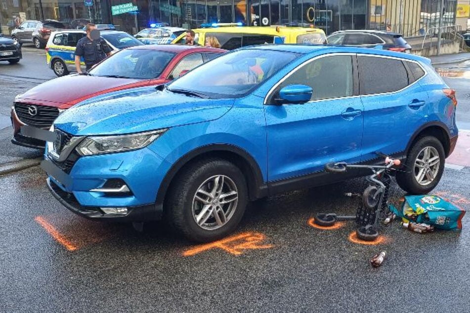 Der Rollator des Mannes wurde neben das Auto geschleudert.