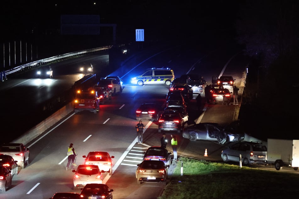 Der Einsatz auf der Autobahn 1 dauert an.