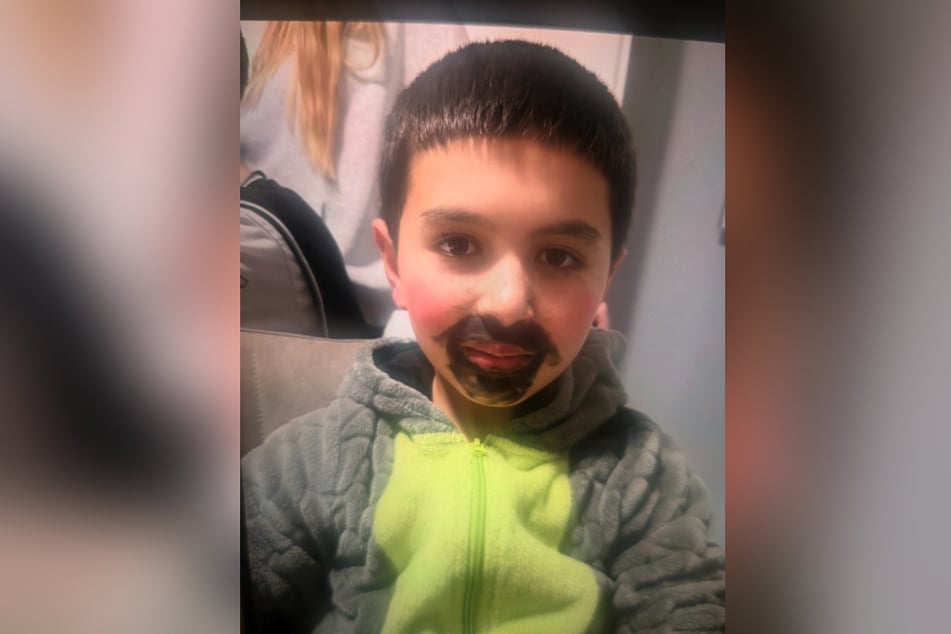 Amir (9) soll bei seinem Verschwinden eine silbergraue Jacke und eine gelbe Warnweste getragen haben.