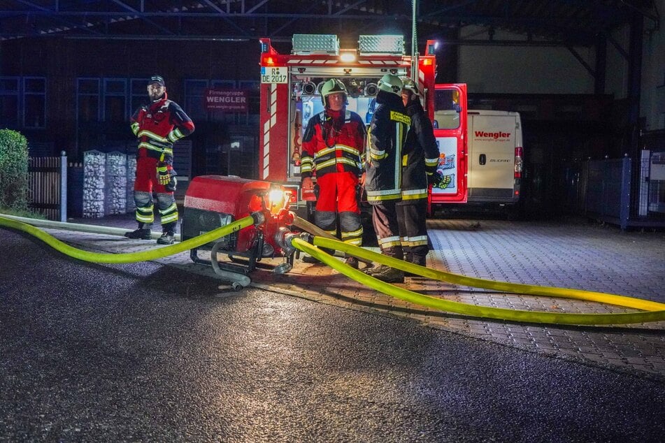Mit vereinten Kräften löschte die Feuerwehr das Vereinsschloss.