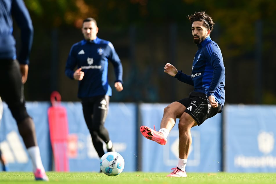 HSV-Profi Immanuel Pherai (23, r.) musste das Training der Rothosen am Mittwoch verletzt abbrechen. (Archivfoto)