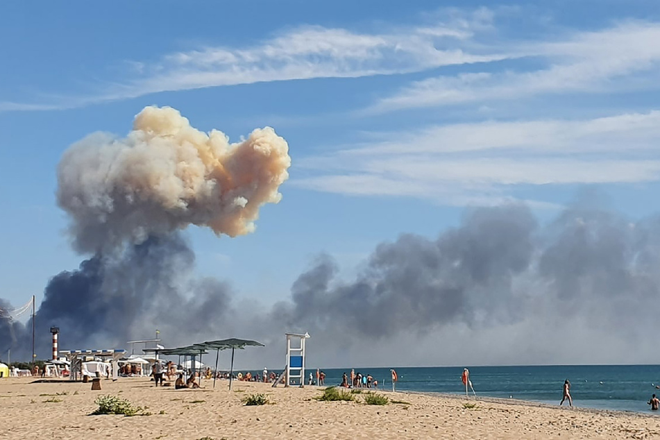 Am Strand von Saky steigt im August 2022 Rauch nach einer Explosion auf. Auf der von Russland annektierten ukrainischen Halbinsel Krim im Schwarzen Meer ist damals Munition auf einem russischen Luftwaffenstützpunkt explodiert. Die Ukraine will die Insel zurückerobern.