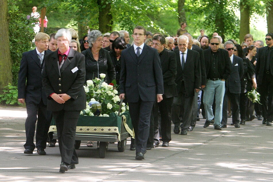Delmare, der am 1. Mai 2009 verstorben war, wurde am Nachmittag des 27. Mai feierlich beigesetzt.