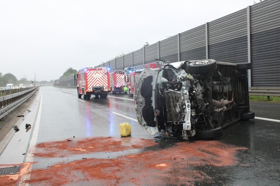 Durch die Wucht des zweiten Aufpralls überschlug sich der Transporter und kam auf der Seite liegend zum Stehen.