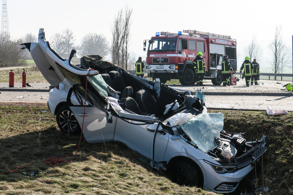 Der Fahrer des 2. VW wurde in seinem Fahrzeug eingeklemmt und schwer verletzt.