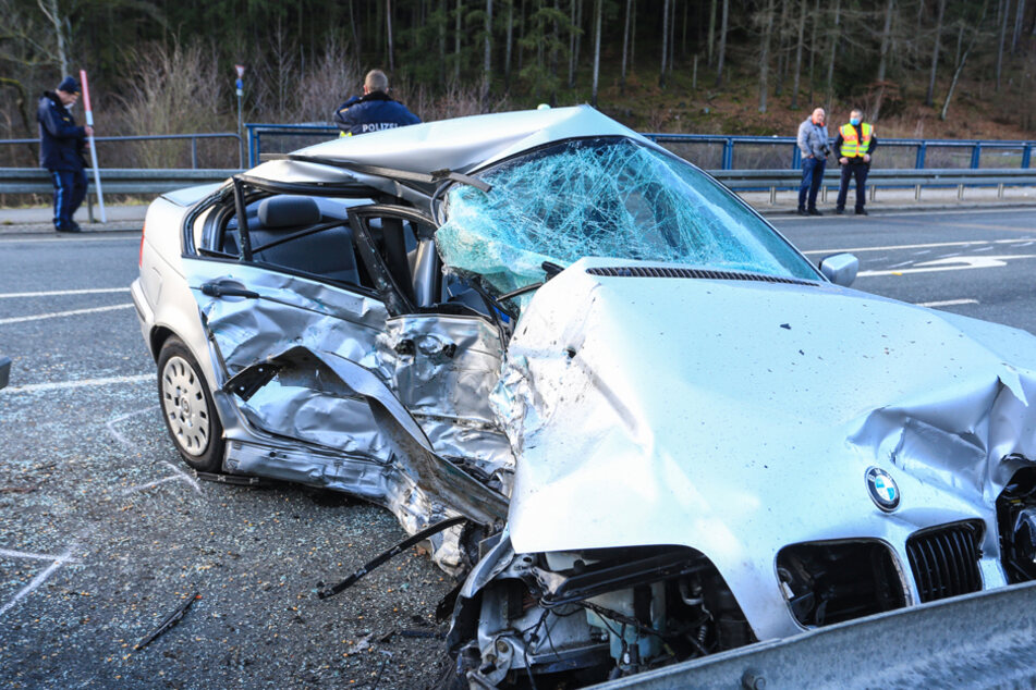 Schwerer Crash auf der B85: BMW mit eingeklemmtem Fahrer fängt an, zu brennen