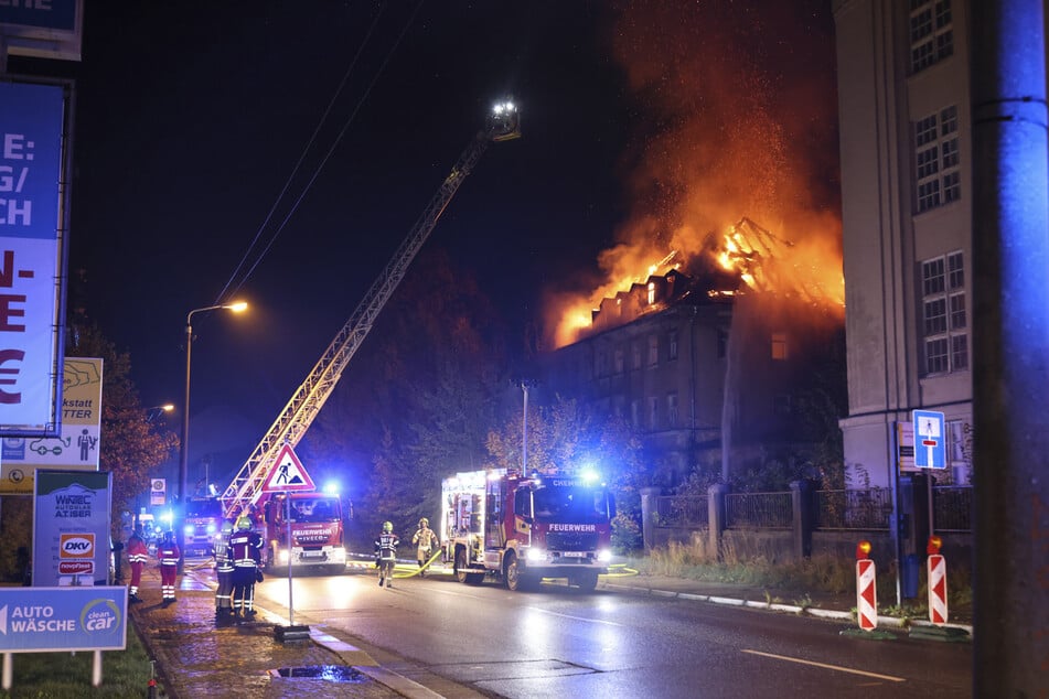 Der Dachstuhl des Gebäudes stand in Vollbrand.