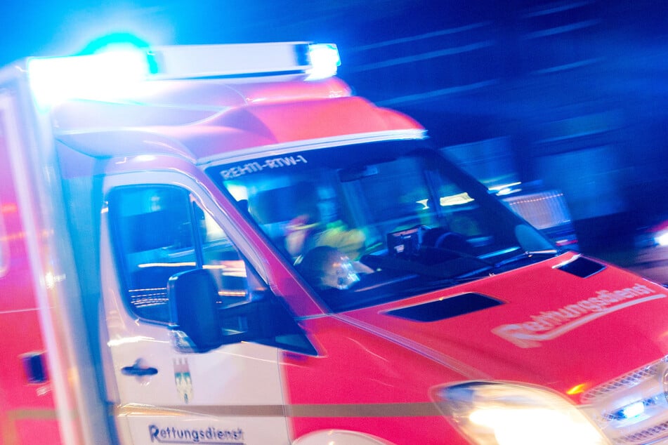 Der Rettungsdienst musste einen der drei Verletzten ins Krankenhaus bringen. (Symbolbild)