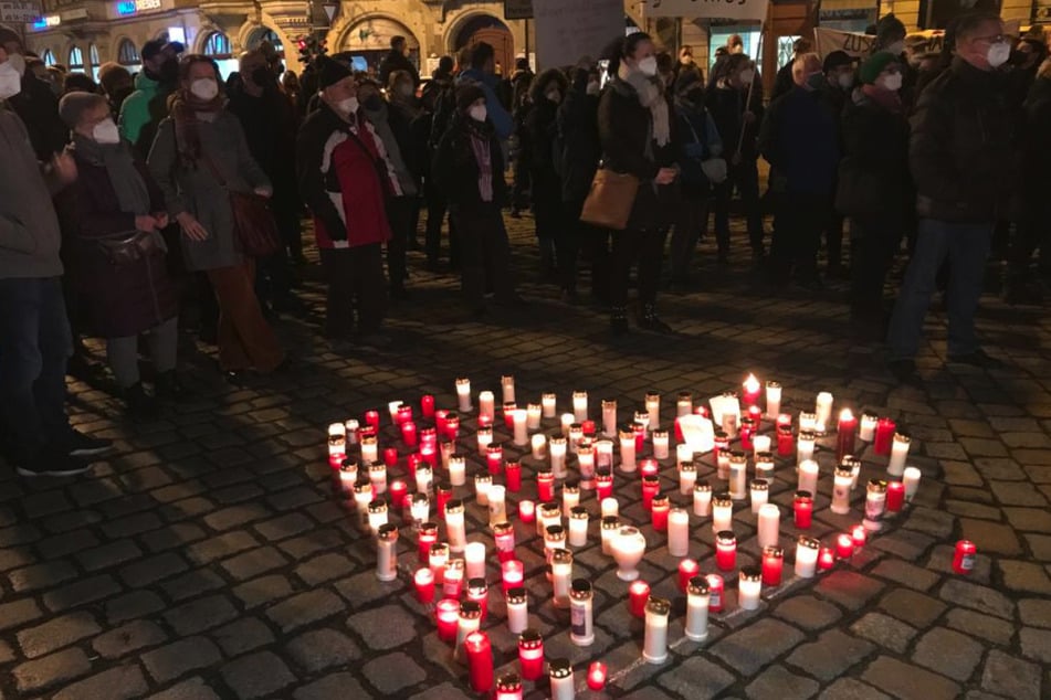 Wie schon auf dem Dresdner Neumarkt wurden Kerzen aufgestellt.