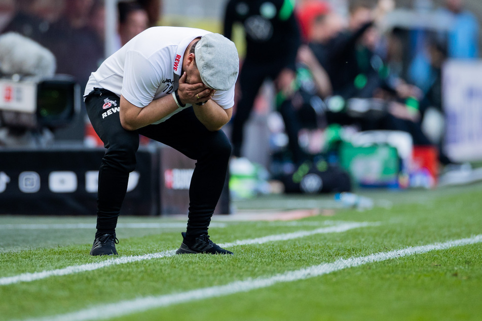 Emotionale Wendung: Steffen Baumgarts Elf spielt in der kommenden Saison sicher im Europapokal. Der Köln-Trainer fasst sich vor lauter Nervenkitzel ins Gesicht.