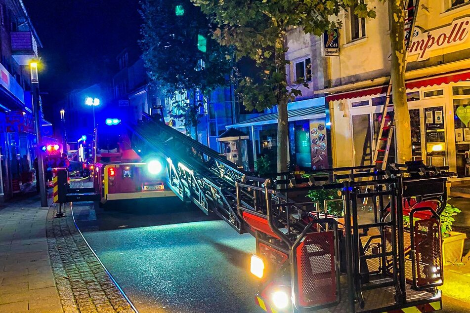 Insgesamt 40 Einsatzkräfte waren bis 6 Uhr mit den Löscharbeiten beschäftigt. Die allesamt unverletzt gebliebenen Hausbewohner konnten ihre Wohnungen wieder betreten.