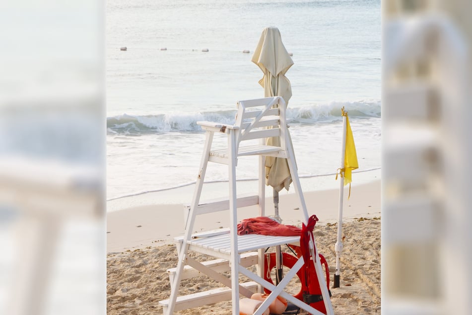 Eine 20-jährige Rettungsschwimmerin verletzte sich beim Aufstellen des Sonnenschirms. (Symbolfoto)