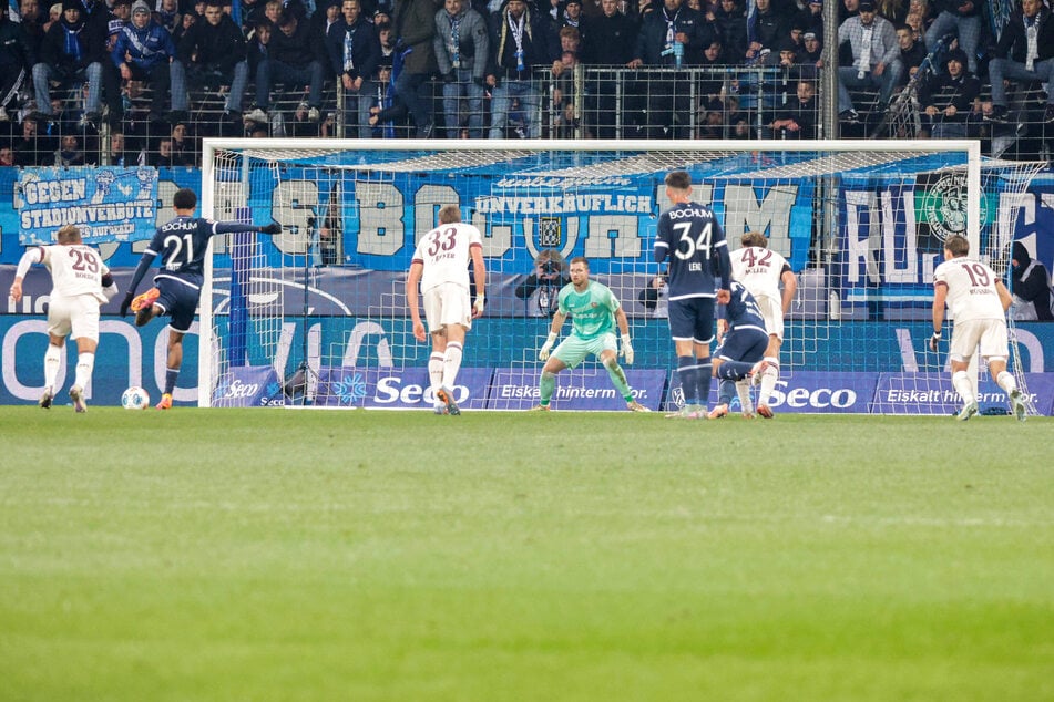 Bochums Francis Onyeka (18, 2.v.l.) schob den von Lennart Grill verursachten Elfmeter arg lässig links am Pfosten vorbei.