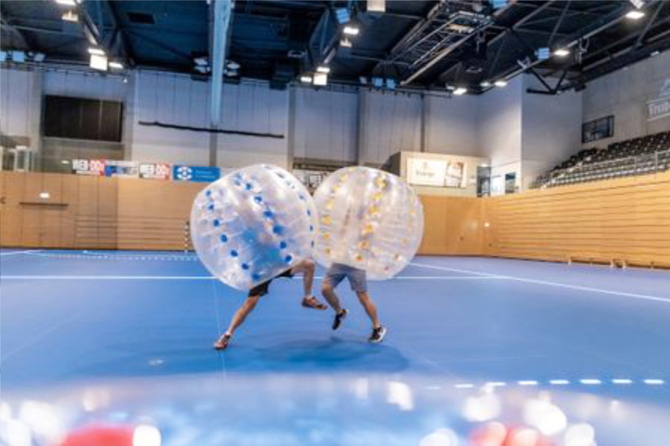 Wer beim Bubbleball-Fußball nicht mindestens zehn Mal hinfällt, spielt es nicht richtig. ;-)