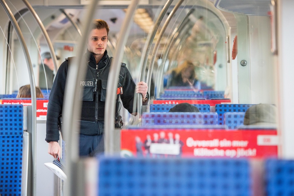 Ein Zugbegleiter (36) erwischte am Donnerstag einen blinden Passagier (44) im EC9 von Hamburg nach Köln. Der Mann hatte sich in der Toilette versteckt (Symbolbild).