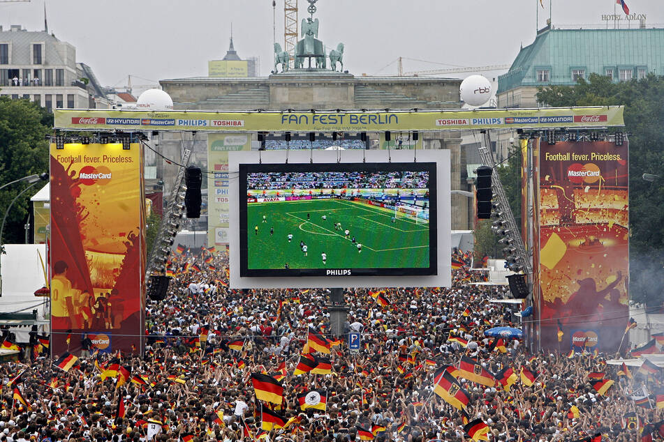 2006 feierte ganz Deutschland ein Sommermärchen. Der DFB soll nun die nächste Ausrichtung einer Weltmeisterschaft anstreben.