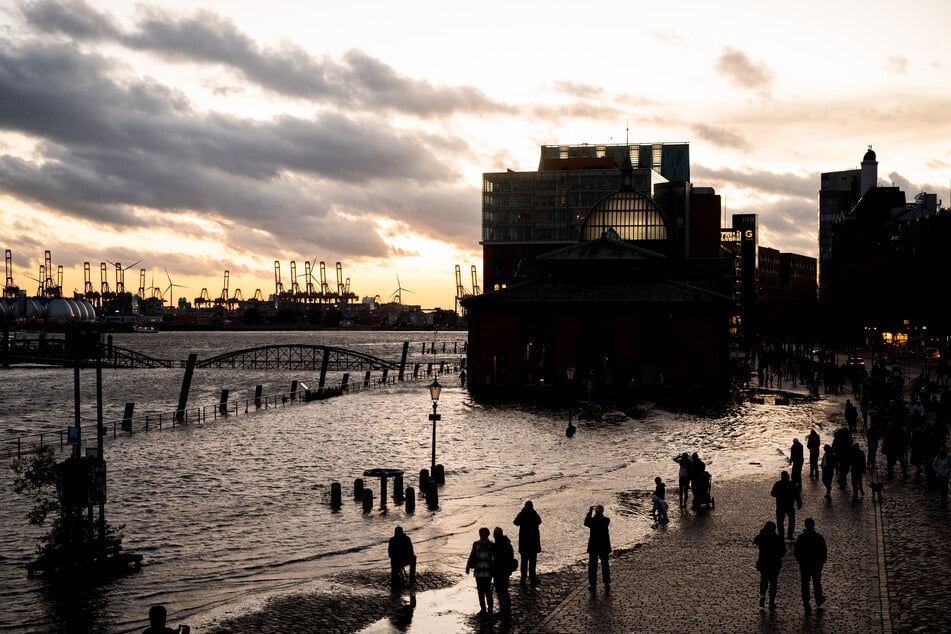 Der Hamburger Fischmarkt mit der Fischauktionshalle an der Elbe im Hafen steht während einer Sturmflut unter Wasser.