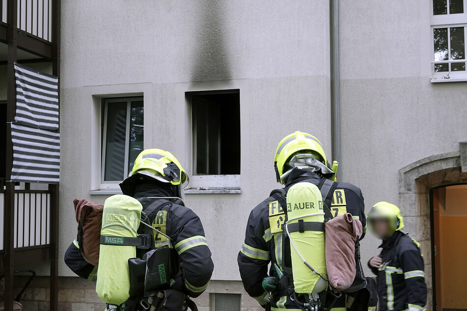 In einer Küche im Erdgeschoss des Hauses war ein Feuer ausgebrochen. Die Einsatzkräfte der Feuerwehr konnten den Brand schnell löschen.