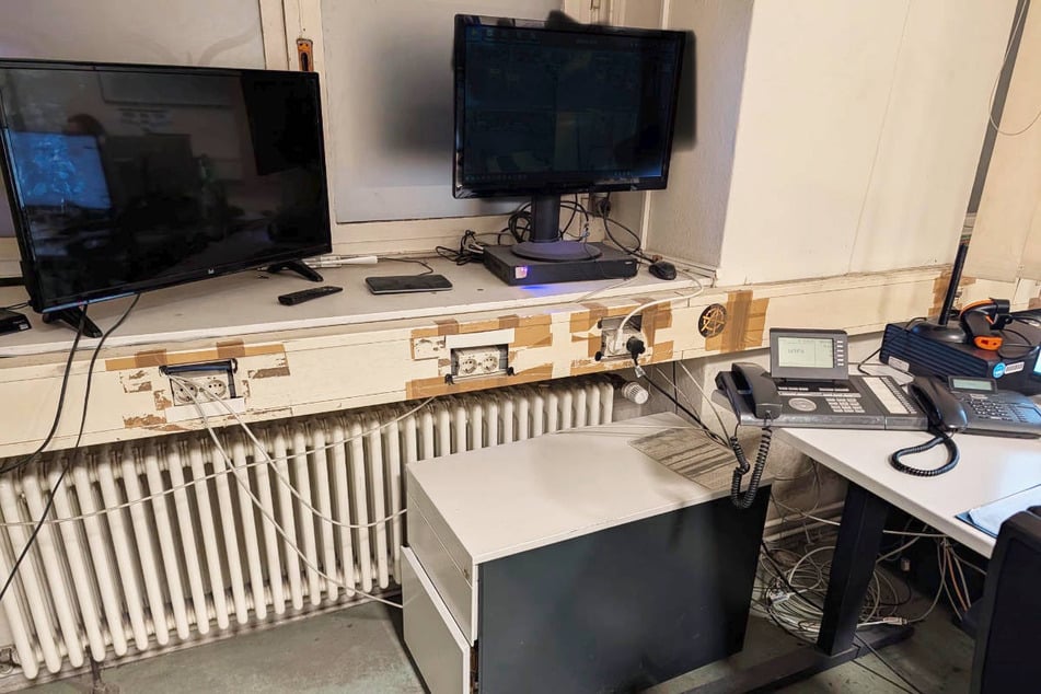 Platzmangel ist ein weiteres Problem auf dem Revier und überall hängen Kabel herum oder sind notdürftig mit Klebeband fixiert.