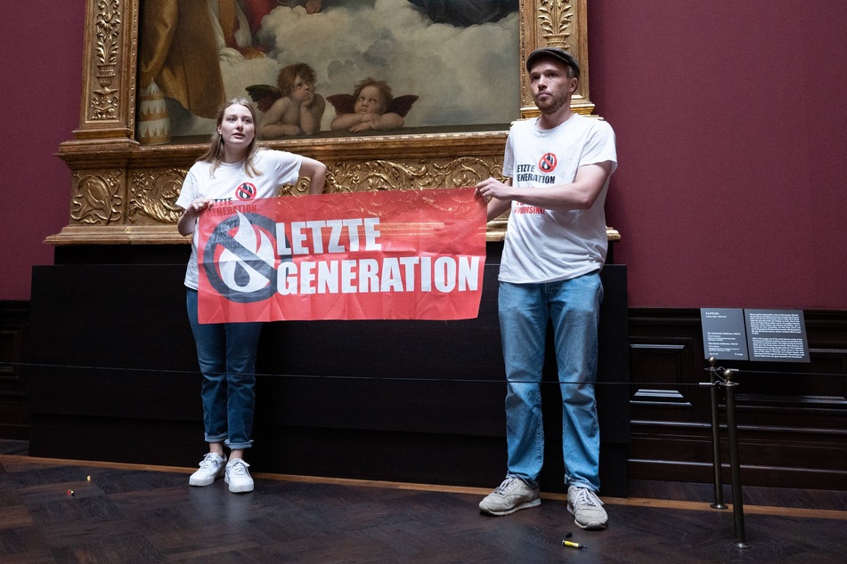 Zwei Umweltaktivisten der Gruppe "Letzte Generation" klebten sich im August an das berühmte Werk fest.