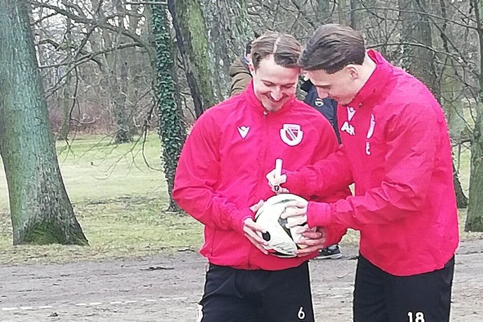 Königstransfer Erik Engelhardt (26, r.) war sofort beim Training dabei und Objekt der Begierde vieler Fans. Links sein Trauzeuge und Mitspieler Jonas Hofmann (27).