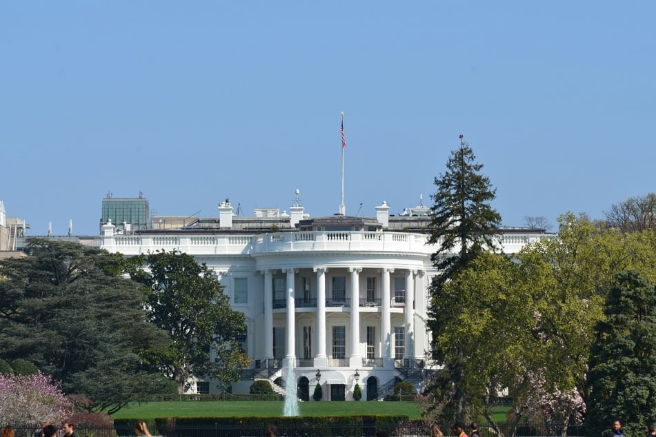 US Secret Service agents shot an armed man near the White House during the night, an agency spokesman said early Sunday.