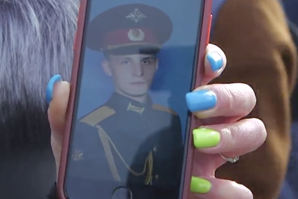 Die Frau zeigte ein Foto ihres Sohnes. Dabei waren ihre blau und gelb lackierten Nägel zu sehen - die Farben der Ukraine.