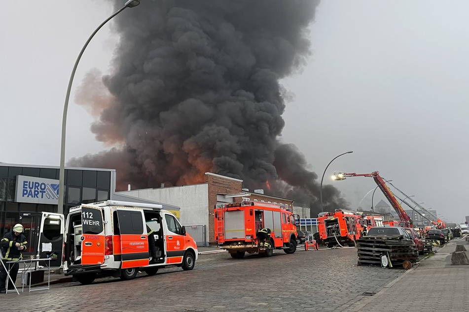 Seit Sonntagmorgen brennen mehrere Lagerhallen in Hamburg-Rothenburgsort. Die Feuerwehr ist mit einem Großaufgebot im Einsatz.
