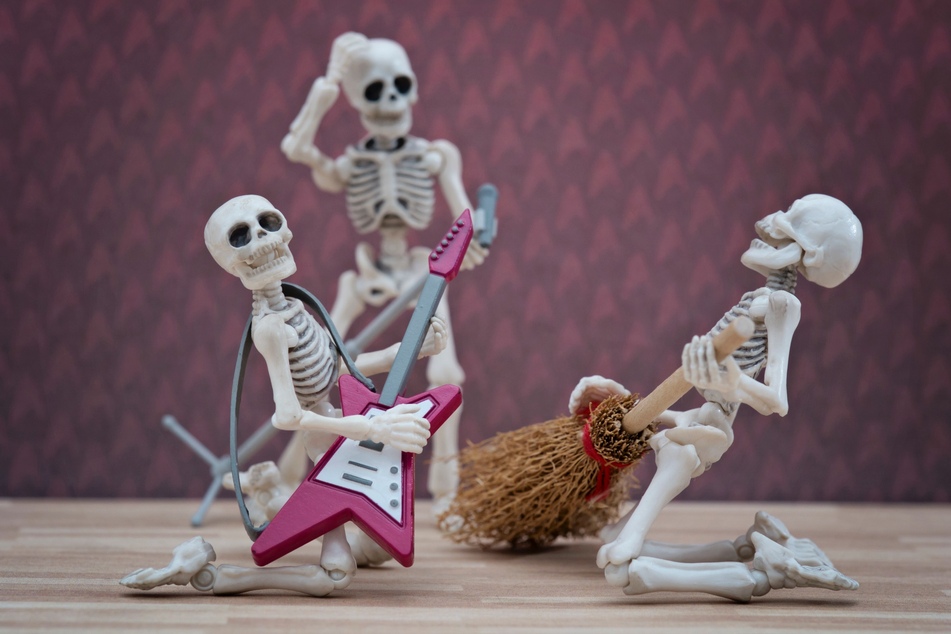 Verschiedene witzige Szenen kann man mit Skeletten zu Halloween darstellen. (Symbolbild)