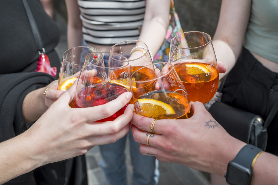 Prost! Bei einem Aperol Spritz mit Aussicht kann im Felix angestoßen werden. (Symbolbild)