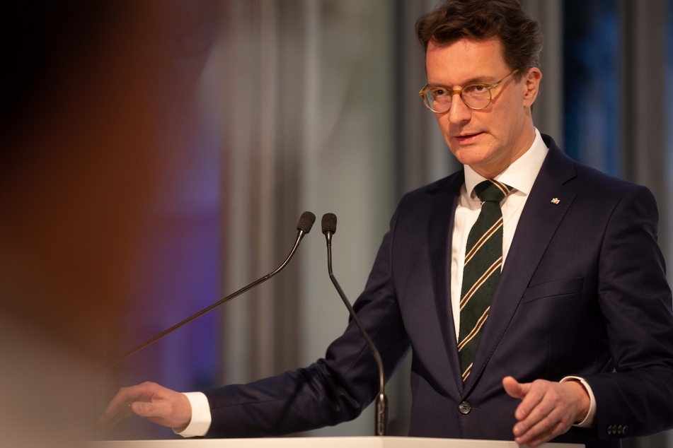 NRW-Ministerpräsident Hendrik Wüst (47, CDU) warnte davor, die Silvesterkrawalle mit einer gescheiterten Integration von Migranten zu erklären.