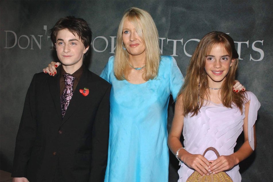 J.K. Rowling (58, Mitte) mit Emma Watson (33, r.) und Daniel Radcliffe (34) im Jahr 2002. (Archivbild)