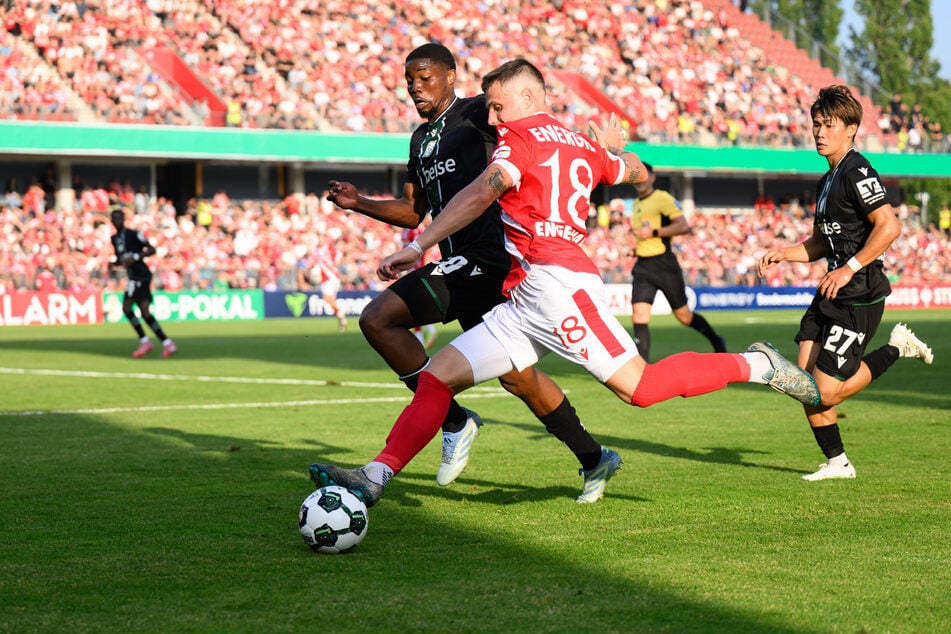 Stürmer Erik Engelhardt (28, v.) und Energie Cottbus kegelten im Vorjahr als Drittligist das Klassen-höhere Hannover raus.