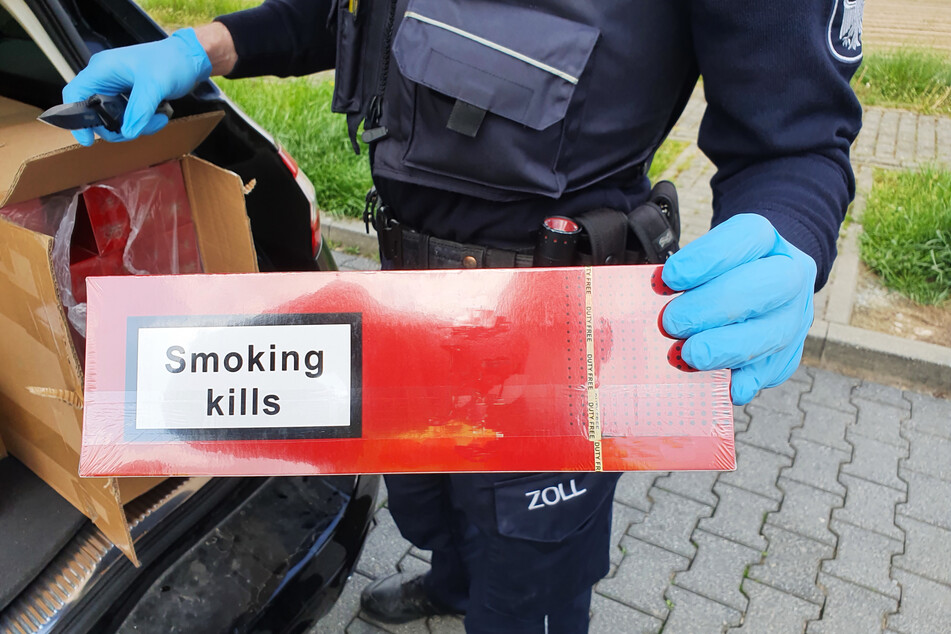 Die Zollbeamten machten im Kofferraum eines Reisenden eine Entdeckung: Darin befanden sich mehr als 40.000 unversteuerte Zigaretten.