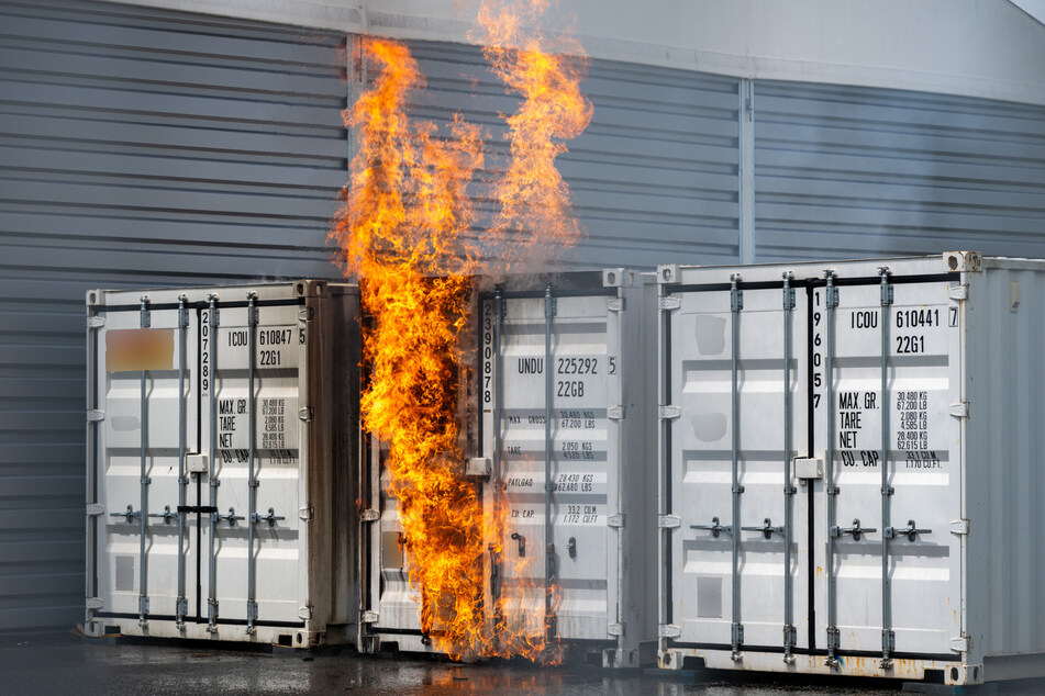 Der Container mit Photovoltaik-Modulen und Akkuspeicher hat Montagmittag Feuer gefangen.