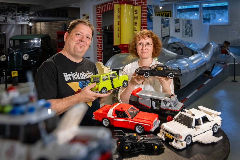 Udo Franz (53, l.) und Kathy Eichholz (44) präsentieren Miniatur-Autos aus Klemmbausteinen.