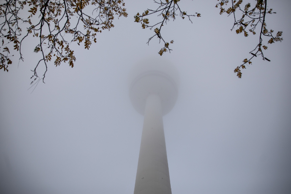Nebel in Hamburg: Der Telemichel verschwindet im Trüben.