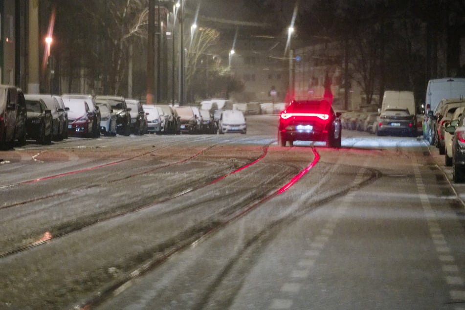 Wer am Sonntagvormittag mit dem Auto in NRW unterwegs ist, sollte vorsichtig fahren: Es wird glatt auf den Straßen.