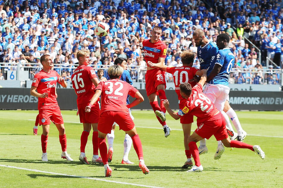 Lilien-Kante Aleksandar Vukotic (2.v.r.) köpfte in der Vorwoche nach einer Ecke zum 2:2 ein.