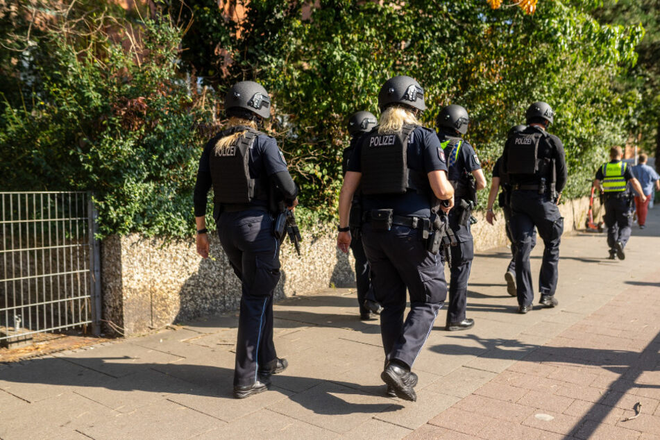 Schwer bewaffnete SEK-Kräfte steuern auf das Schulgebäude zu.