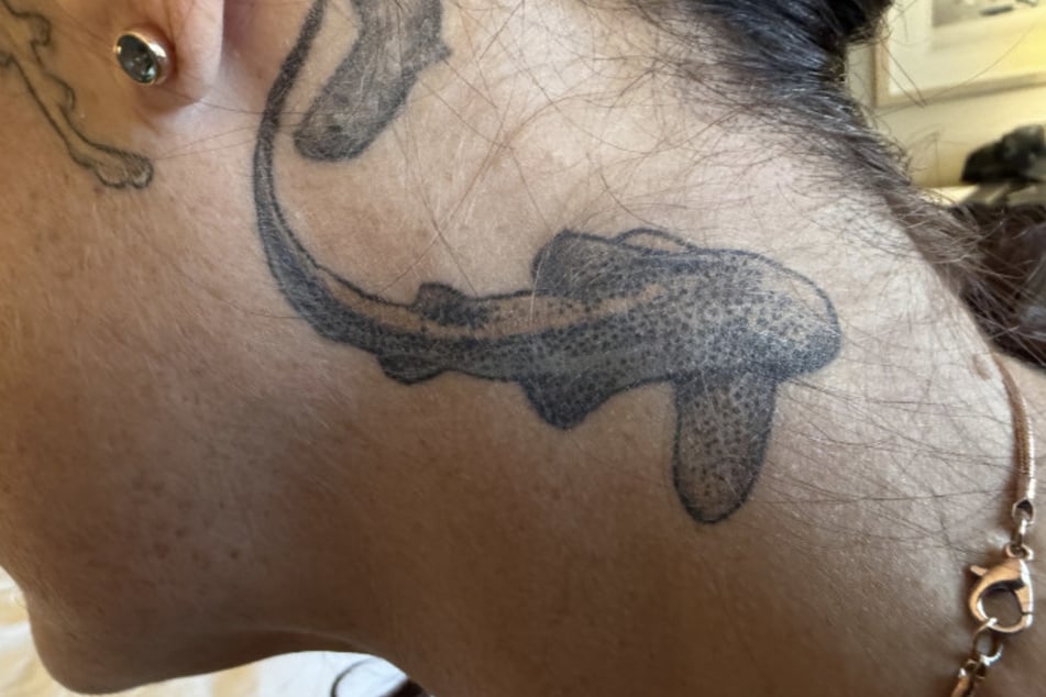 Von ihrem Hals bis zu den Füßen zieren insgesamt 106 Tattoos ihren Körper.