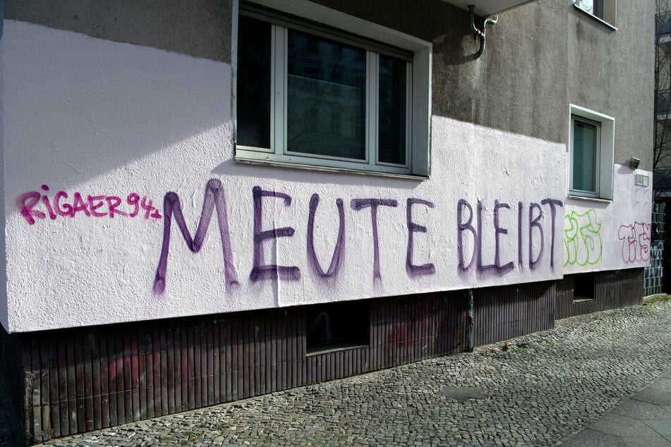 "Meute bleibt" steht auf der Fassade eines Wohnhauses an der Reichenberger Straße in Berlin-Kreuzberg.