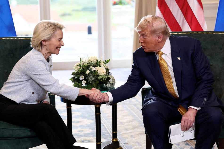 President Donald Trump (r.) shakes hands with European Commission President Ursula von der Leyen after the announcement of a trade deal between the US and EU, in Turnberry, Scotland, on July 27, 2025.