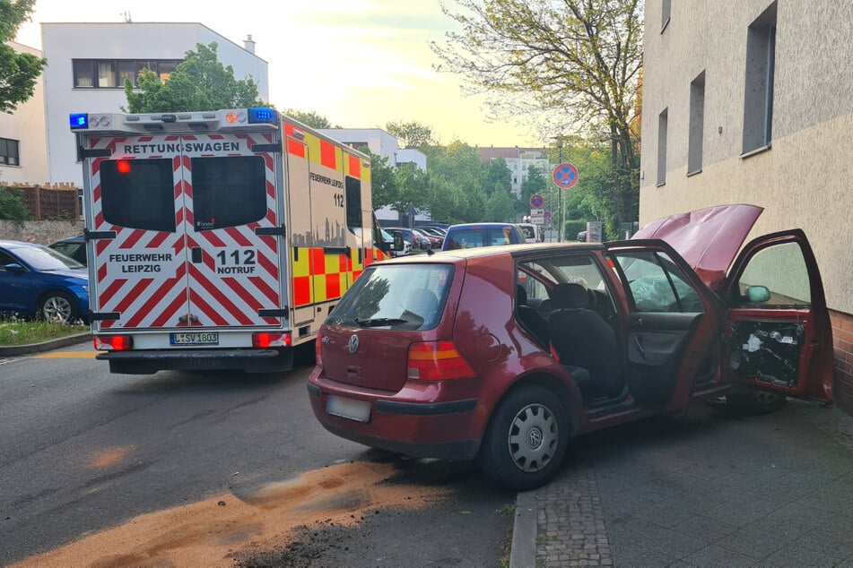 Ein beteiligter VW prallte infolge des Zusammenstoßes gegen eine Hauswand.