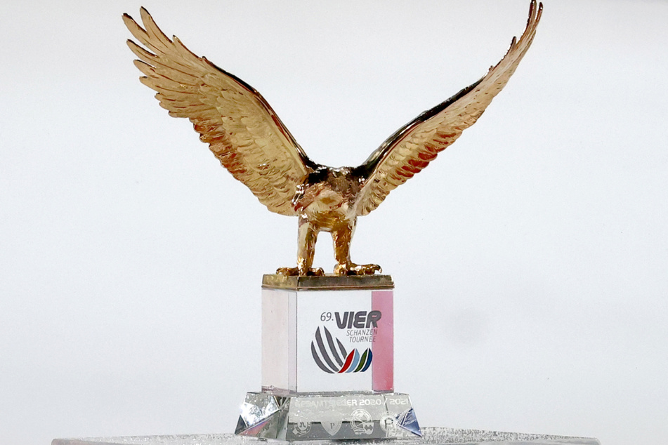 Die Trophäe für den Gesamtsieger der Tournee ist ein goldener Adler.